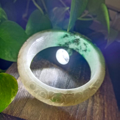 [Little Jade Pavilion] #1104 Green &amp; White Burmese Jadeite Carved Peace Bangle Bracelet