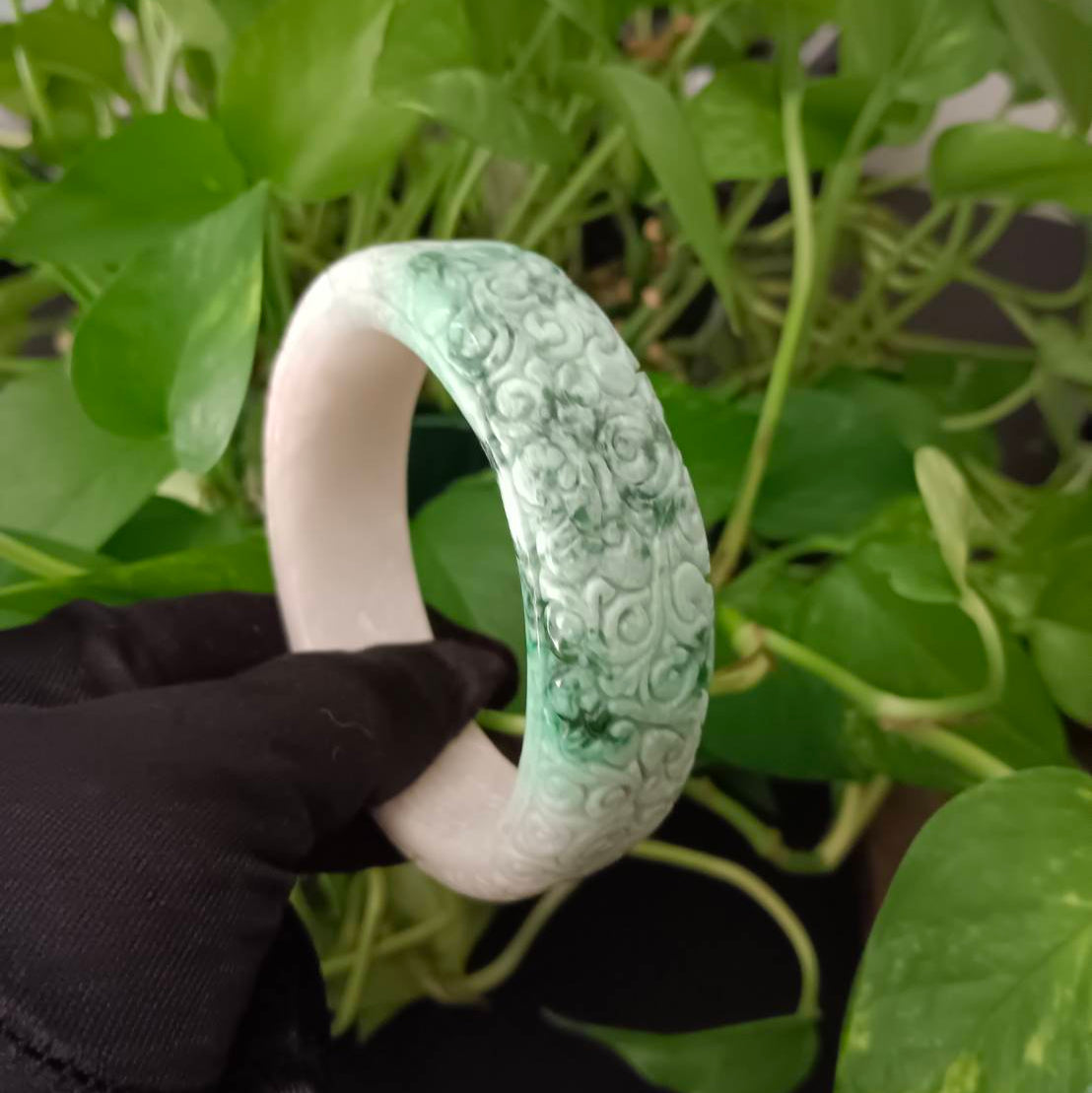 [Little Jade Pavilion] #1104 Green &amp; White Burmese Jadeite Carved Peace Bangle Bracelet
